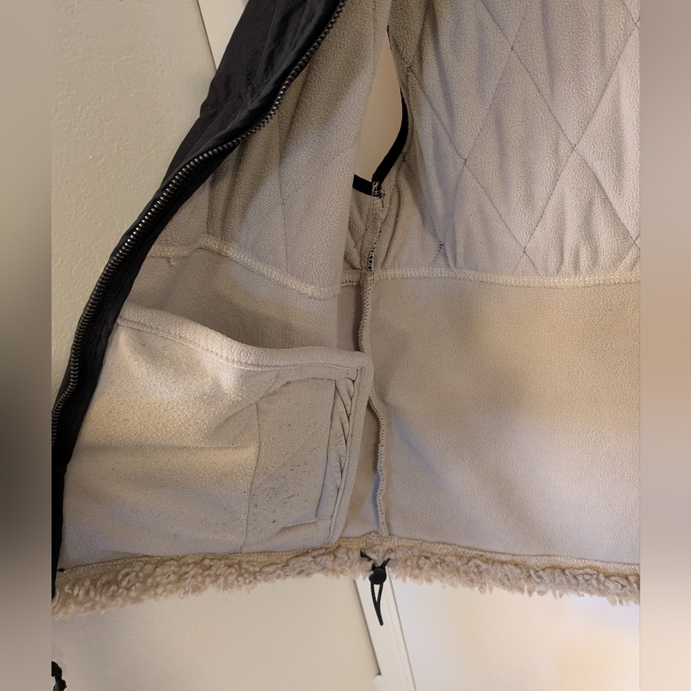 Abercrombie & Fitch Cropped Two-Tone Sherpa Vest - Picture 3 of 16